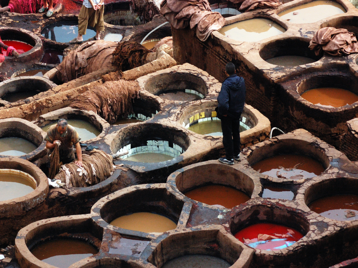 En Fez trabajan los mejores artesanos de Marruecos. La cerámica, el metal y el cuero que se venden aquí son los que compran los propios ruta delas mil kasbahs marroquíes, no solo recuerdos para turistas