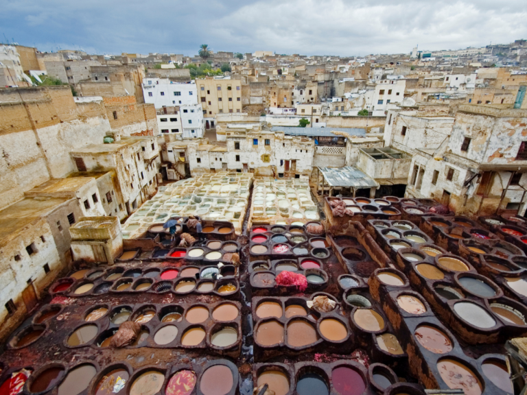 visiting-morocco-for-the-first-time. Descubre Marruecos en 8 días desde Tánger: Chefchaouen, Fez, Merzouga, Todra, Ait Ben Haddou y Marrakech en un tour privado con conductor local.