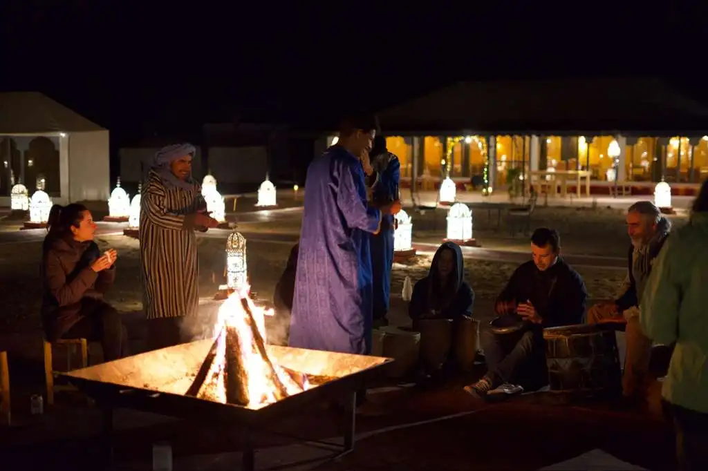 Noche bereber en campamento del Excursiones de 3 dias al Desierto desde Marrakech Épica con música y hoguera