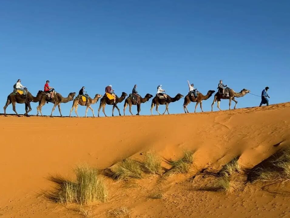 Viajeros disfrutando del desierto de Merzouga durante un circuito por Marruecos